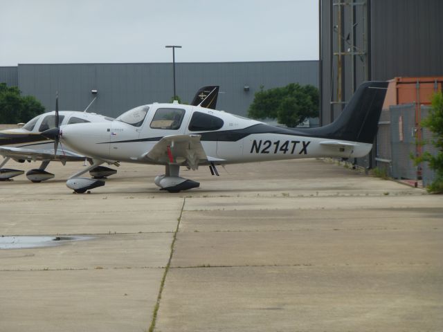 Cirrus SR-22 (N214TX)