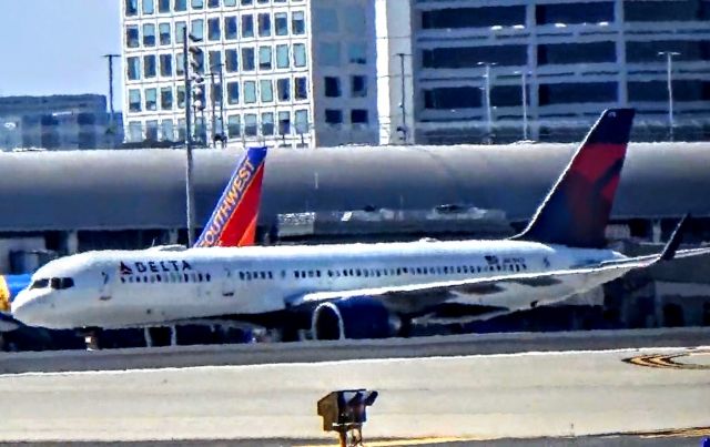 Boeing 757-200 (N6705Y) - Just arrived from Detroit.