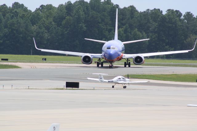 BOEING 737-300 (N389SW) - N389SW taxiing to parking, dwarfing a DA-20.