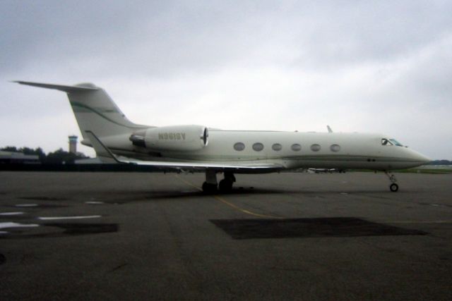 Gulfstream Aerospace Gulfstream IV (N961SV) - Taxiing onto the Atlantic Aviation ramp on 12-Oct-06.  Reregistered N396NS 30-Jun-07.