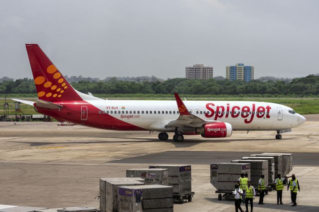 Boeing 737-800 (VT-SLH) - 10th June, 2022: Taxiing for departure to Netaji Shubhash Chondro Bhose International Airport in Kolkata as flight SG77 from Dhaka's Zia International Airport.