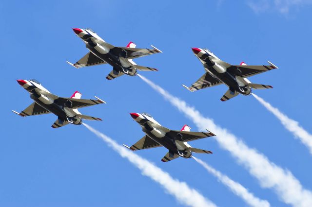 Lockheed F-16 Fighting Falcon — - The U.S. Thunderbirds make a pass over the crowd at the Gathering of Mustangs.