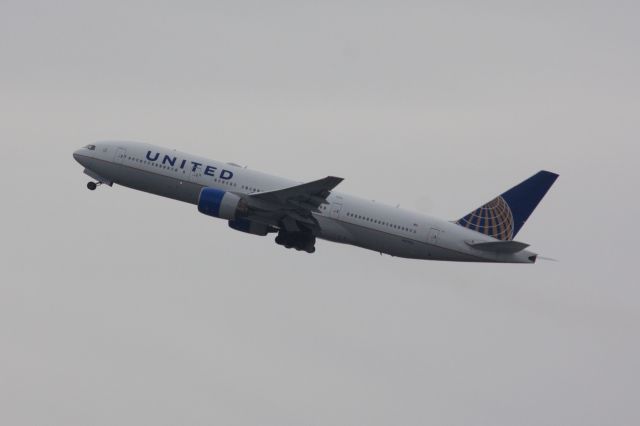 Boeing 777-200 (N229UA)