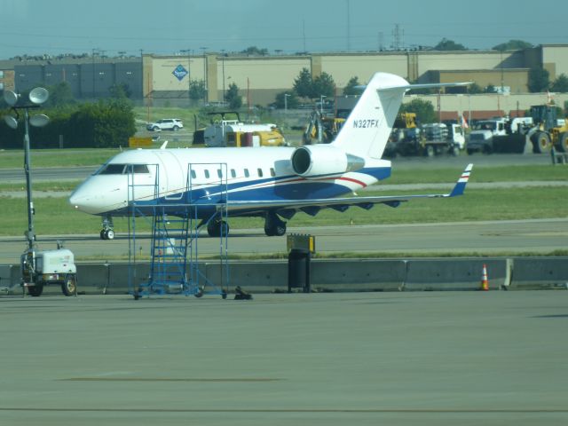 Bombardier Challenger 300 (N327FX)