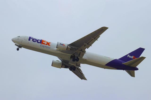 BOEING 767-300 (N141FE)