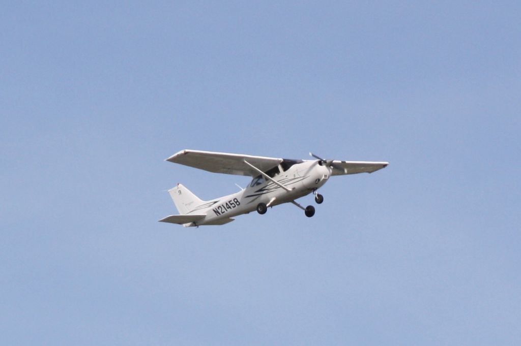 Cessna Skyhawk (N21458) - Cessna Skyhawk (N21458) departs Sarasota-Bradenton International Airport