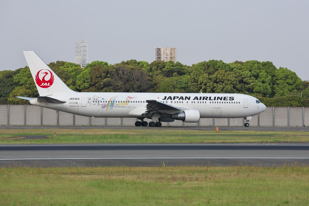 BOEING 767-300 (JA8364)