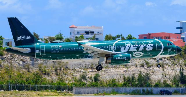 Airbus A320 (N746JB) - Jet Blue N746JB landing at TNCM St St Maarten.