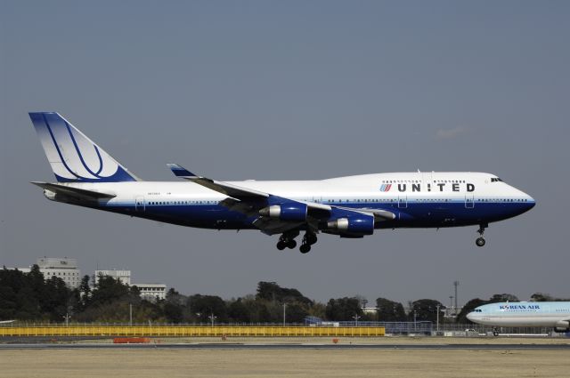 Boeing 747-400 (N178UA) - Final Approach to NRT Airport R/W16R on 2012/04/08