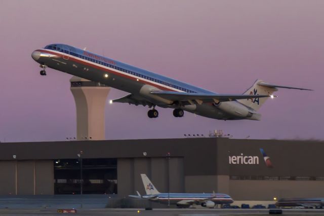 McDonnell Douglas MD-80 —