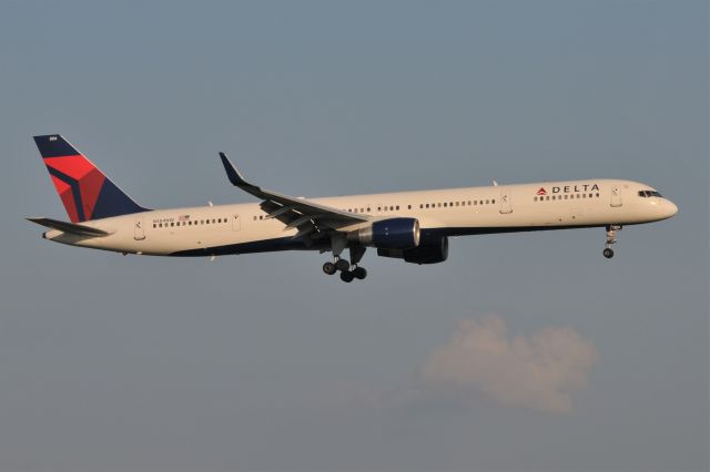 BOEING 757-300 (N584NW)