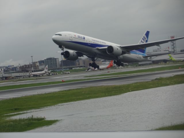 Boeing 777-200 (JA703A) - RWY16br /機内から撮影