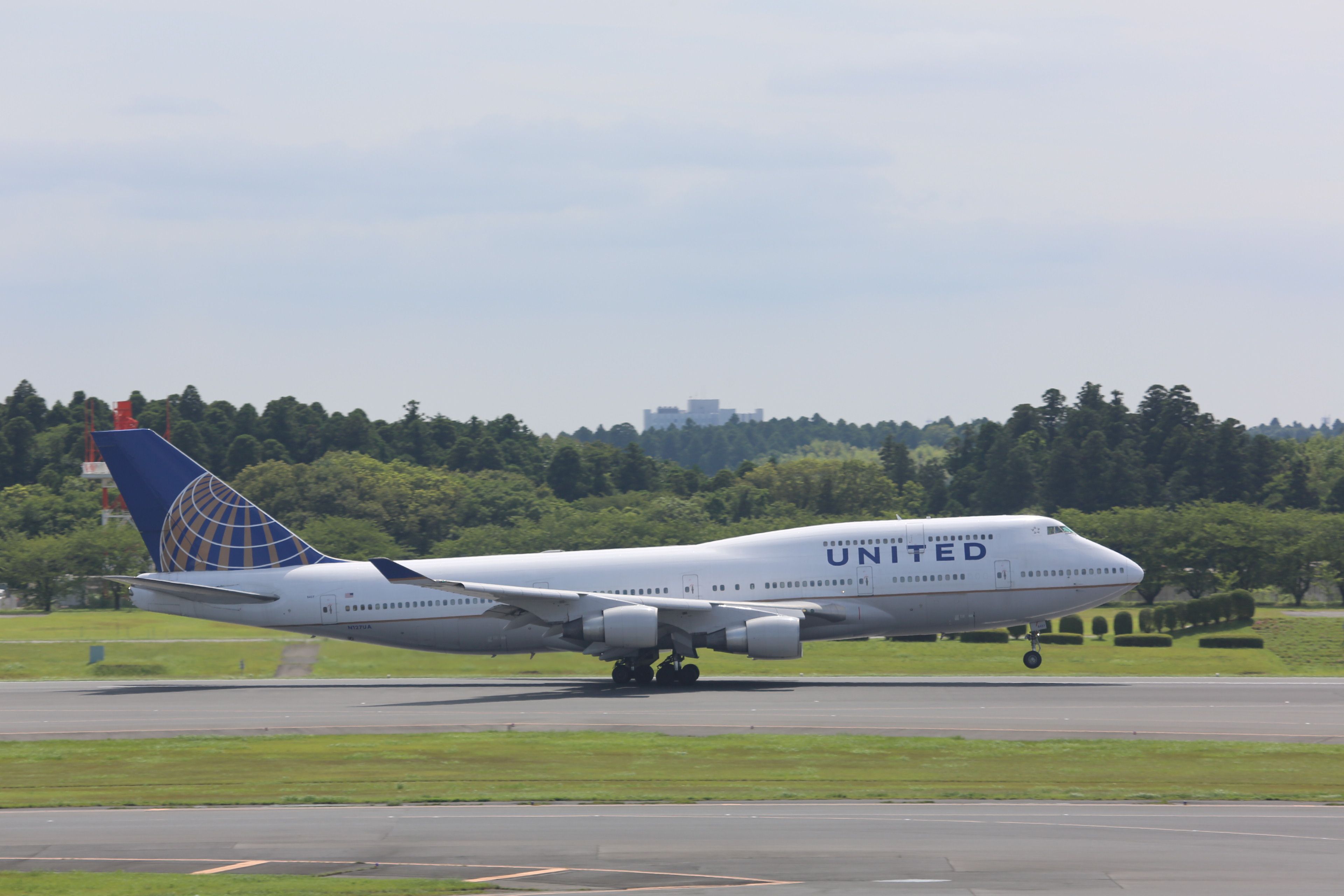 Boeing 747-400 (N127UA)