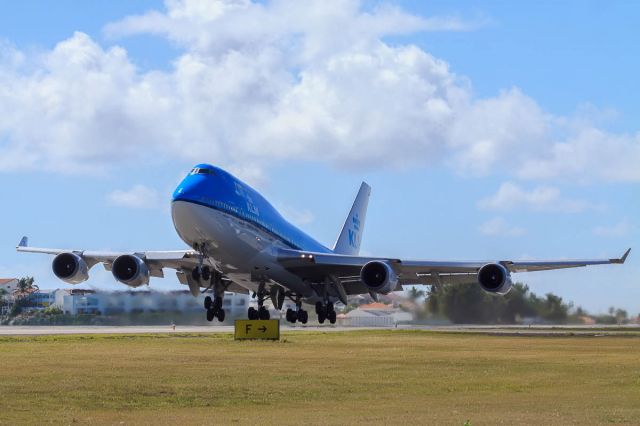 Boeing 747-400 (PH-BFG) - KLM departing TNCM