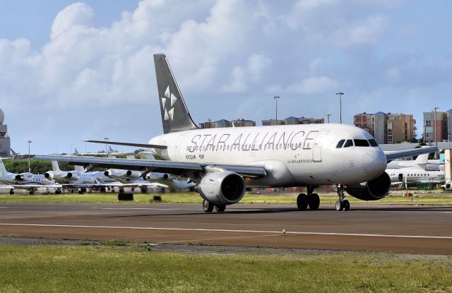 Airbus A320 (N702UW)