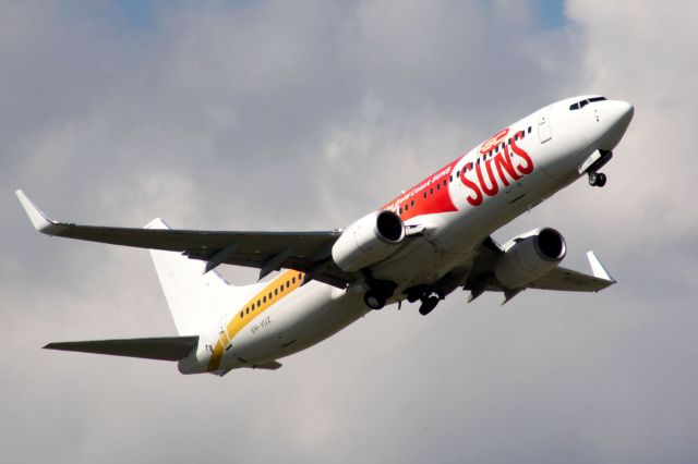 Boeing 737-700 (VH-VUZ) - Virgin Australia's B737-8FE VH-VUZ, painted to promote the Gold Coast Suns AFL Team, takes of from Adelaide Airport on March 28th 2011.