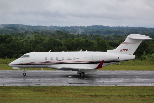 Bombardier Challenger 300 (N7PW)