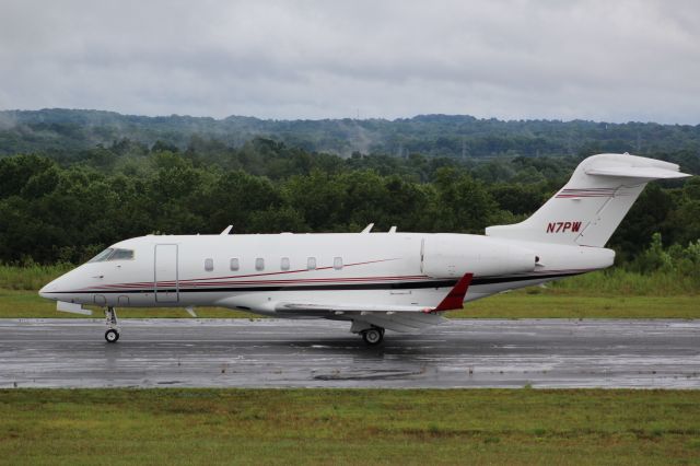 Bombardier Challenger 300 (N7PW)