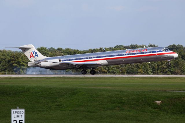 McDonnell Douglas MD-82 (N7543A) - American Airlines N7543A (FLT AAL682) from Dallas/Fort Worth Int'l (KDFW) landing RWY 23.