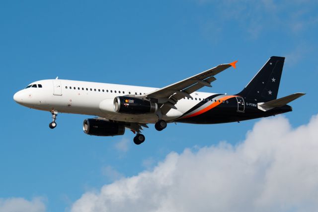 Airbus A320 (G-POWM)