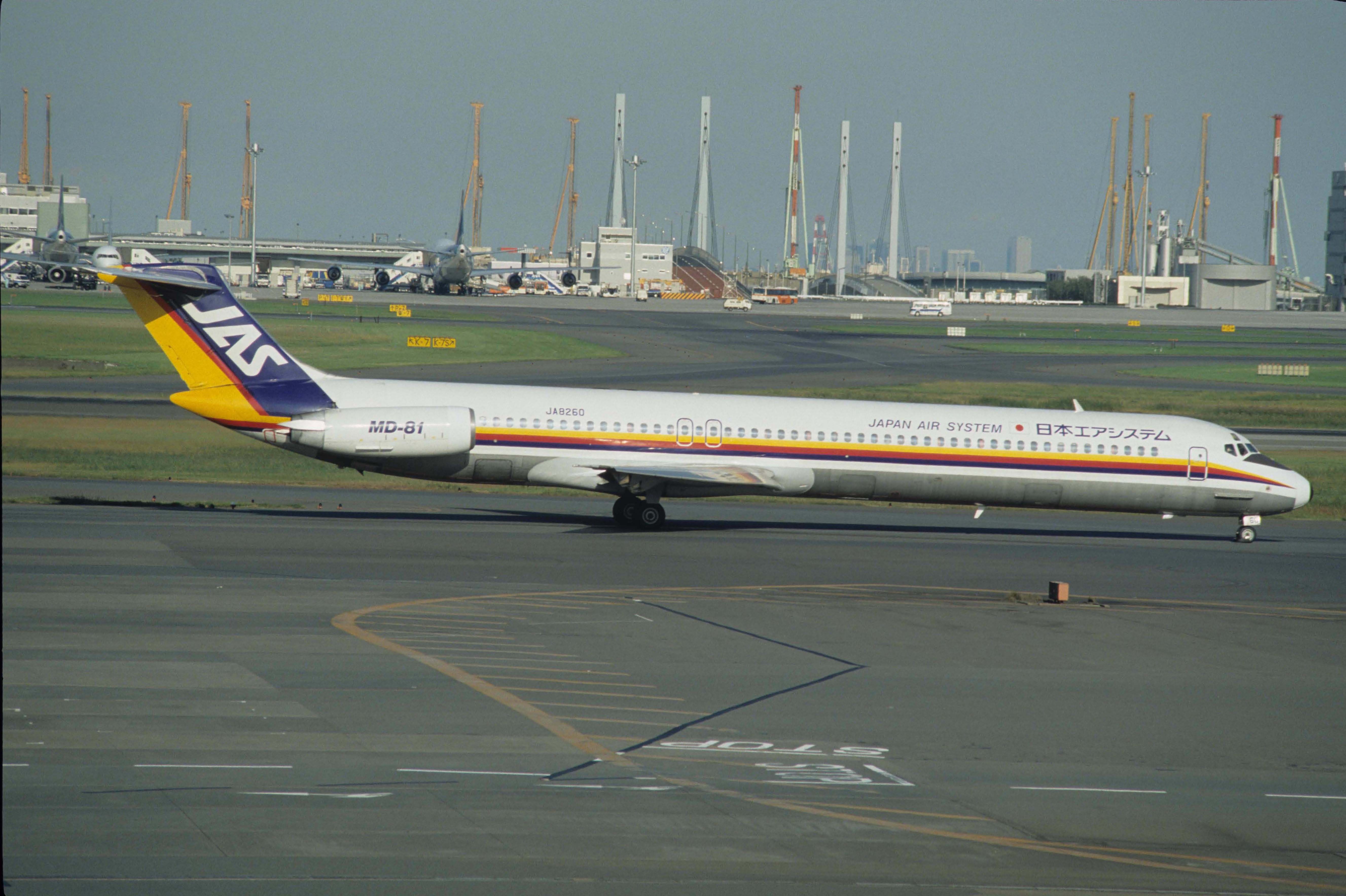 McDonnell Douglas MD-81 (JA8260) - Taxing at Tokyo-Haneda Intl Airport on 1993/10/24