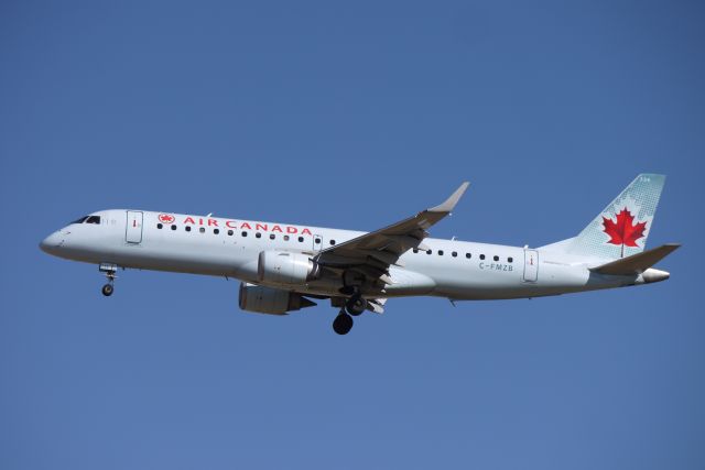 Embraer ERJ-190 (C-FMZB)