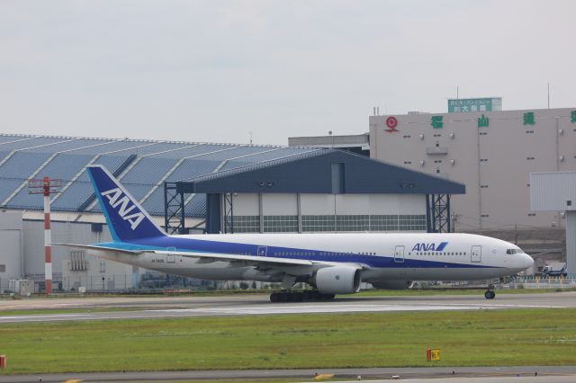 Boeing 777-200 (JA702A)