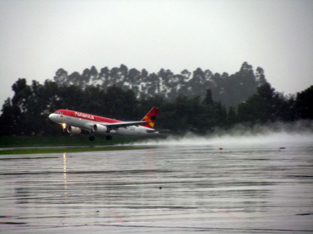 Airbus A319 (HK-4553X) - Take off under rain