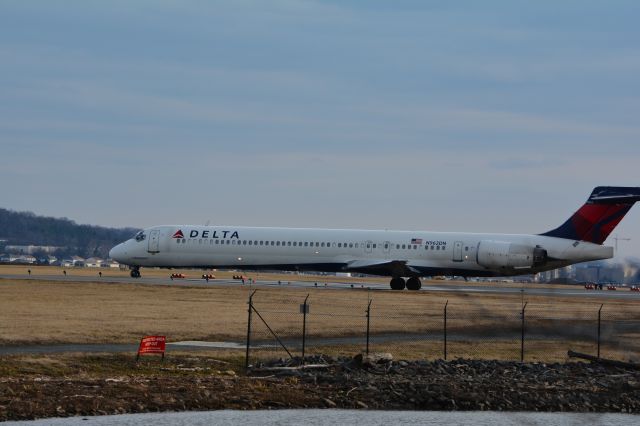 McDonnell Douglas MD-90 (N962DN)