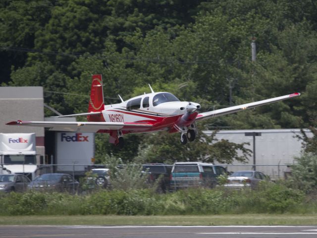 Mooney M-20 (N9160Y) - Landing runway 08. 1 JUN 2016.