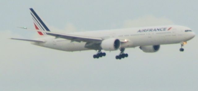BOEING 777-300ER (F-GZNQ)