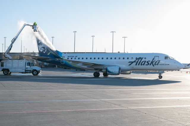Embraer 175 (N647QX)