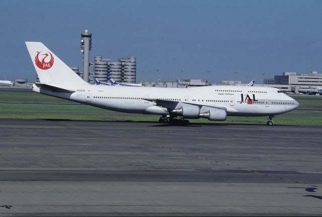 Boeing 747-400 (domestic, no winglets) (JA8905) - Taxing at Tokyo-Haneda Intl Airport on 1994/08/16