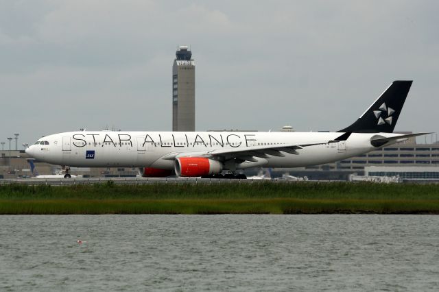 Airbus A330-300 (SE-REF) - Weather diversion from Newark on 8/10/12.