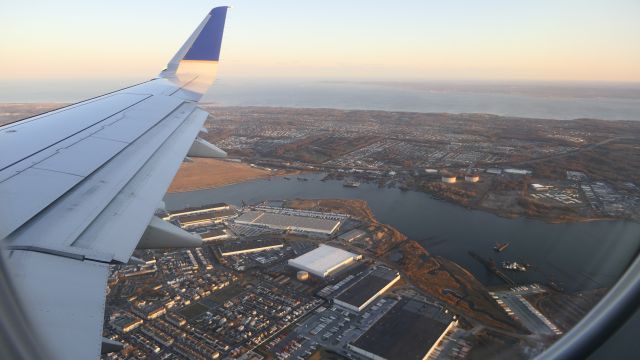 EMBRAER 175 (long wing) (N750YX) - Approaching EWR Runway 4R