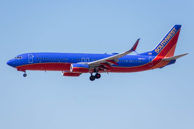 Boeing 737-800 (N8624J)