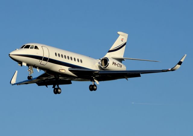 Dassault Falcon 2000 (PH-CTH) - 02/12/2012br /Landing 27 from Anvers