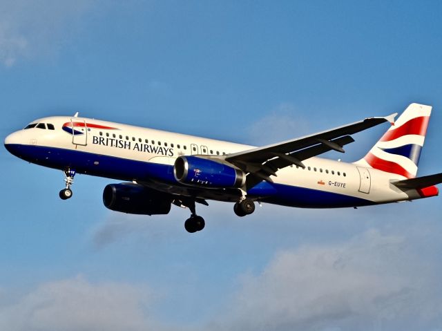 Airbus A320 (G-EUYE)