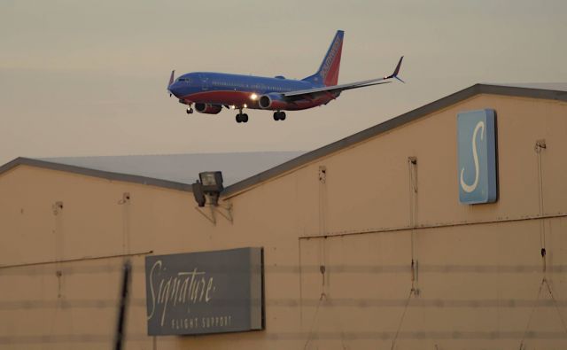 Boeing 737-800 — - 12/12/21 LANDING ON RUNWAY 23 4:29PM
