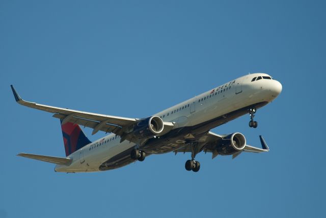 Airbus A321 (N126DN)