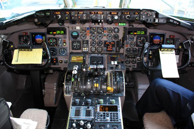 McDonnell Douglas MD-83 (N570AA)