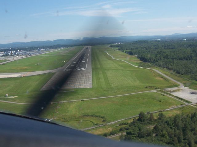 Cessna Skylane (N5175P) - Landing @ KBGR