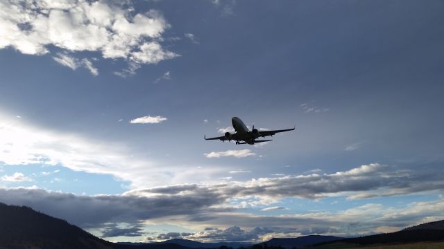 Boeing 737-700 (C-GWJO)