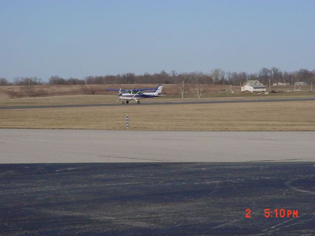 Cessna Skyhawk (N738RU) - Landing runway 27 on 3/2/09...