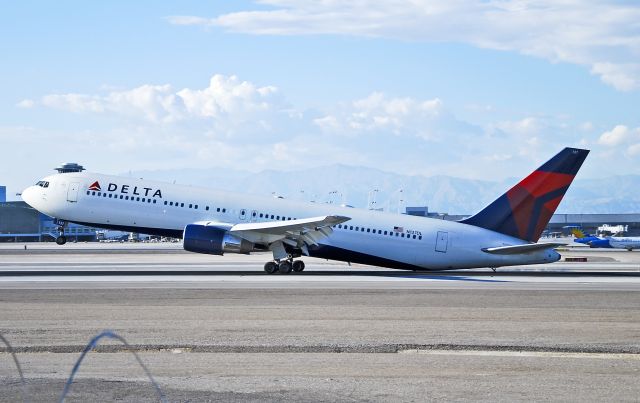 BOEING 767-300 (N137DL) - N137DL Delta Air Lines Boeing 767-332 N137DL (cn 25306/392) Airplane Tailstrike Protection System  PHOTO 4 - The tail crash the runway... - Las Vegas - McCarran International (LAS / KLAS) USA - Nevada, August 23, 2012 Photo: Tomás Del Coro