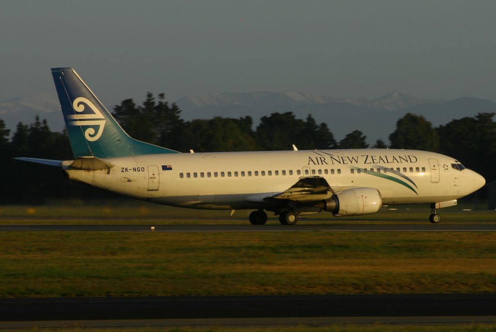 BOEING 737-300 (ZK-NGO)