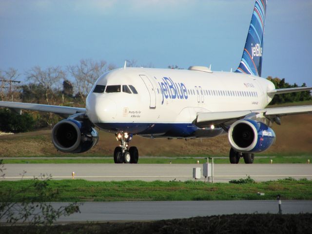 Airbus A320 (N794JB) - Lining up RWY 30