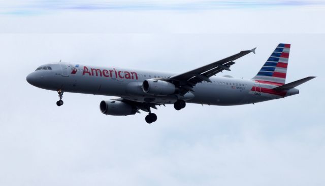 Airbus A321 (N981UY) - On final is this 2013 American Airlines Airbus A321-231 in the Spring of 2019.