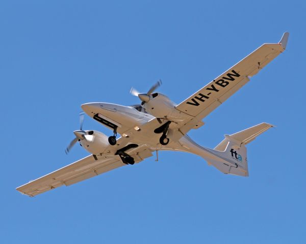 Diamond Twin Star (VH-YBW) - FLIGHT TRAINING ADEL;AIDE - DIAMOND DA-42 TWIN STAR - REG VH-YBW (CN 40.210) - PARAFIELD ADELAIDE SA. AUSTRALIA - YPPF (12/12/2014)
