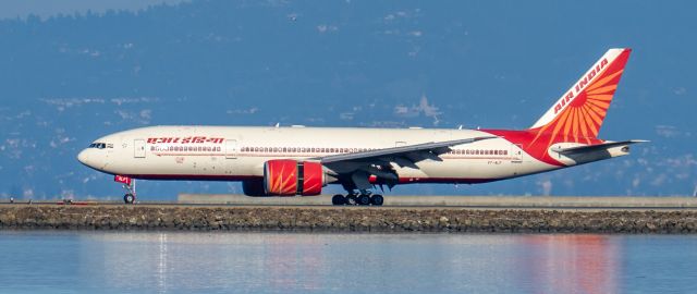 Boeing 777-200 (VT-ALF) - Landing on 28L 